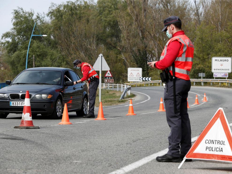 La Policía Local controla los accesos a Milagro, localidad navarra que tiene un cierre perimetral desde la semana pasada por el aumento de casos.