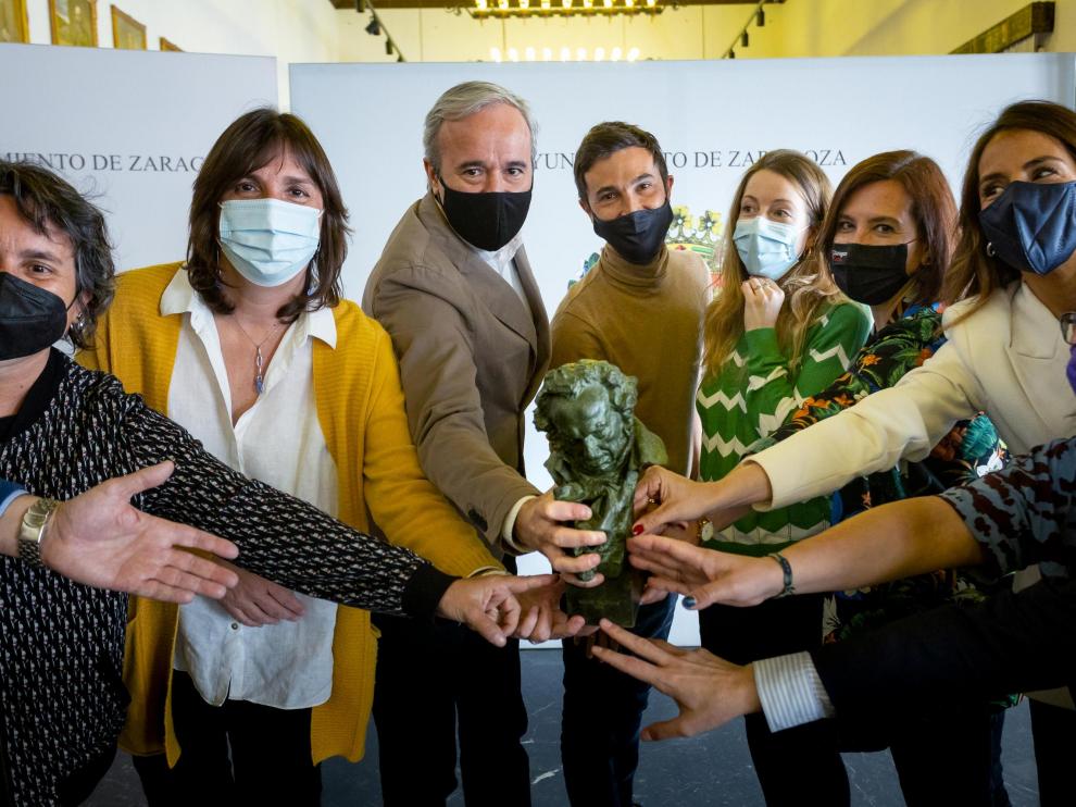 El alcalde de Zaragoza, Jorge Azcón, y la vicealcaldesa y consejera municipal de Cultura y Proyección Exterior del Ayuntamiento de la ciudad, Sara Fernández, han recibido este martes, a la directora Pilar Palomero, y al productor ejecutivo de la película, Alexandre Lafuente.