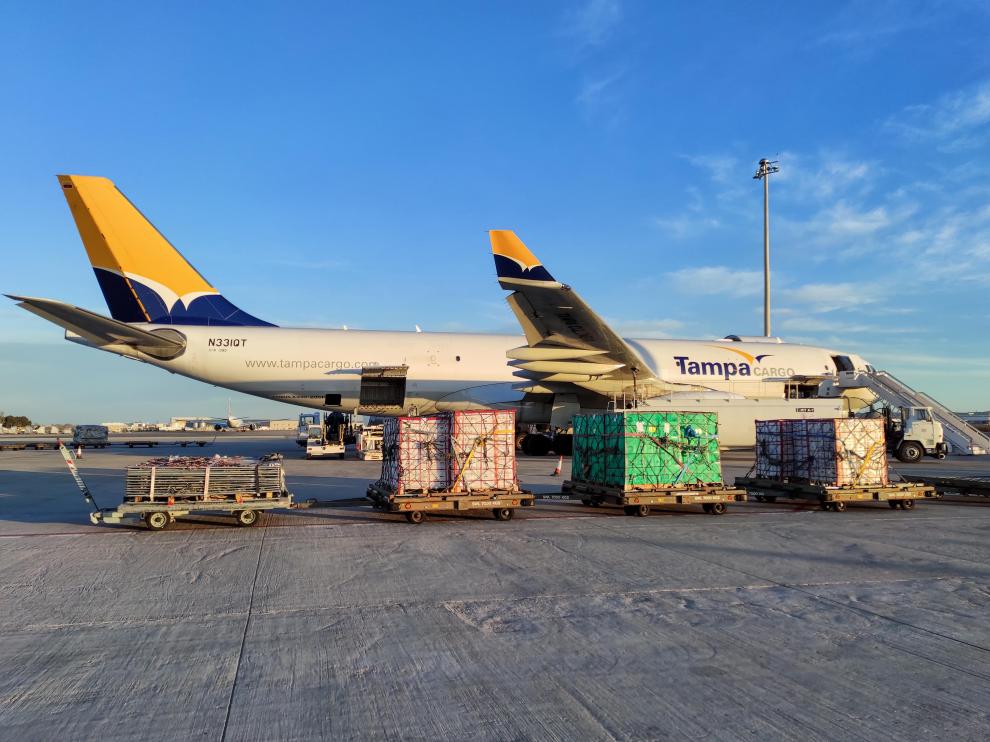Un Airbus 330 de Tampa Carlo, en la platataforma de estacionamiento del aeropuerto de Zaragoza.