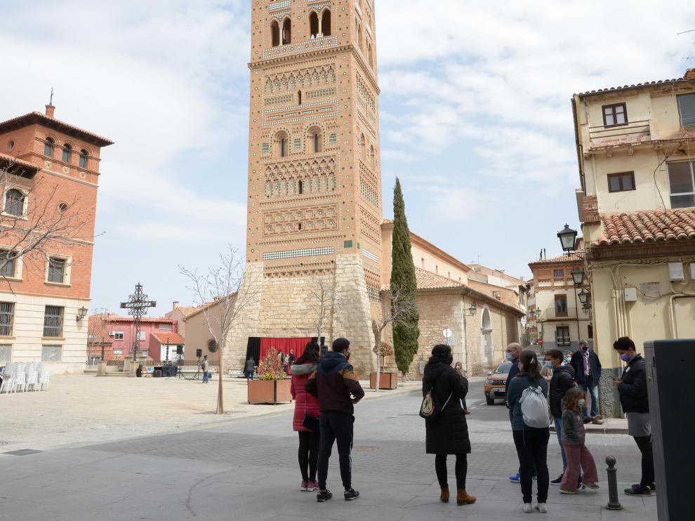 Un grupo de turistas, ayer, ante la torre de San Martín de Teruel