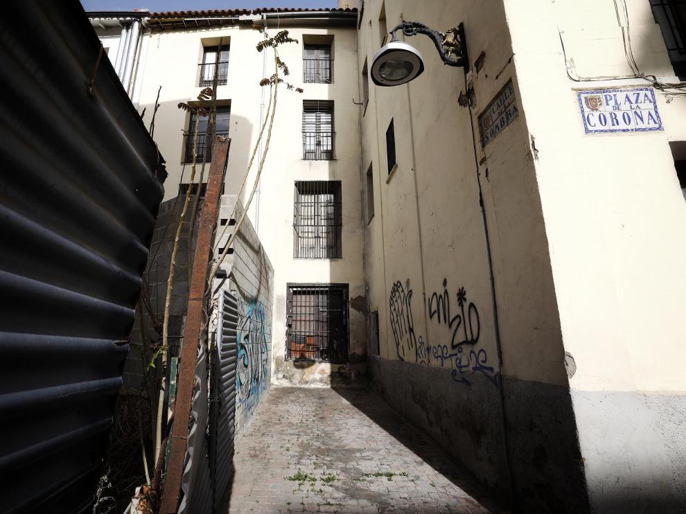 La calle de la Sombra, con sus apenas 7 metros, en el centro de Zaragoza.