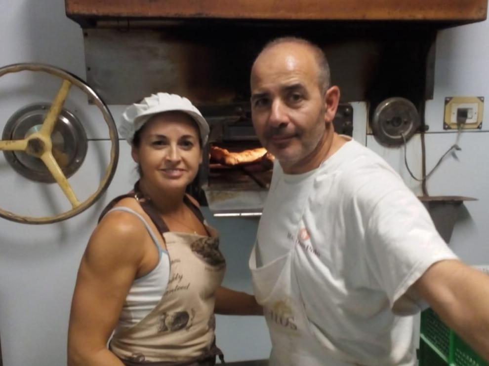 Julio y Yolanda, en el horno que regentan desde hace 27 años en Sádaba.