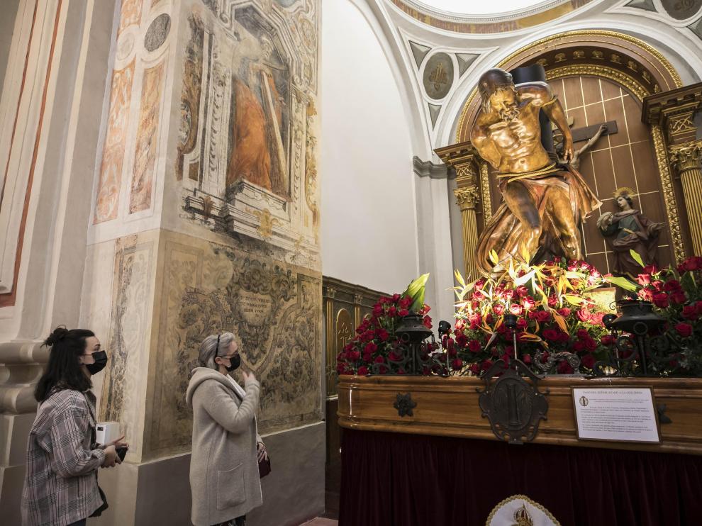 Algunos fieles, ayer en Santiago, admirando el Señor Atado a la Columna, del aragonés José Bueno
