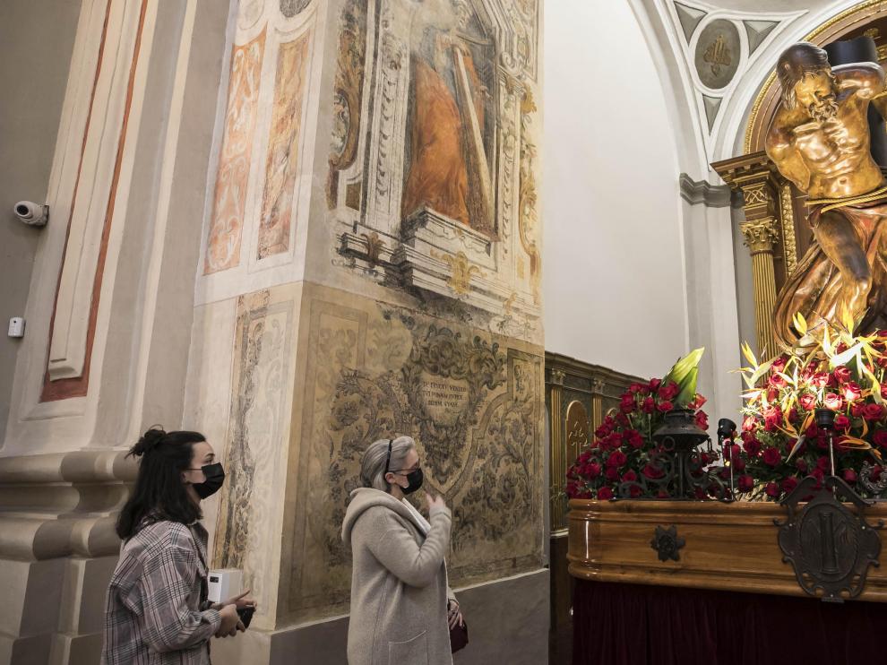 Algunos fieles, ayer en Santiago, admirando el Señor Atado a la Columna, del aragonés José Bueno