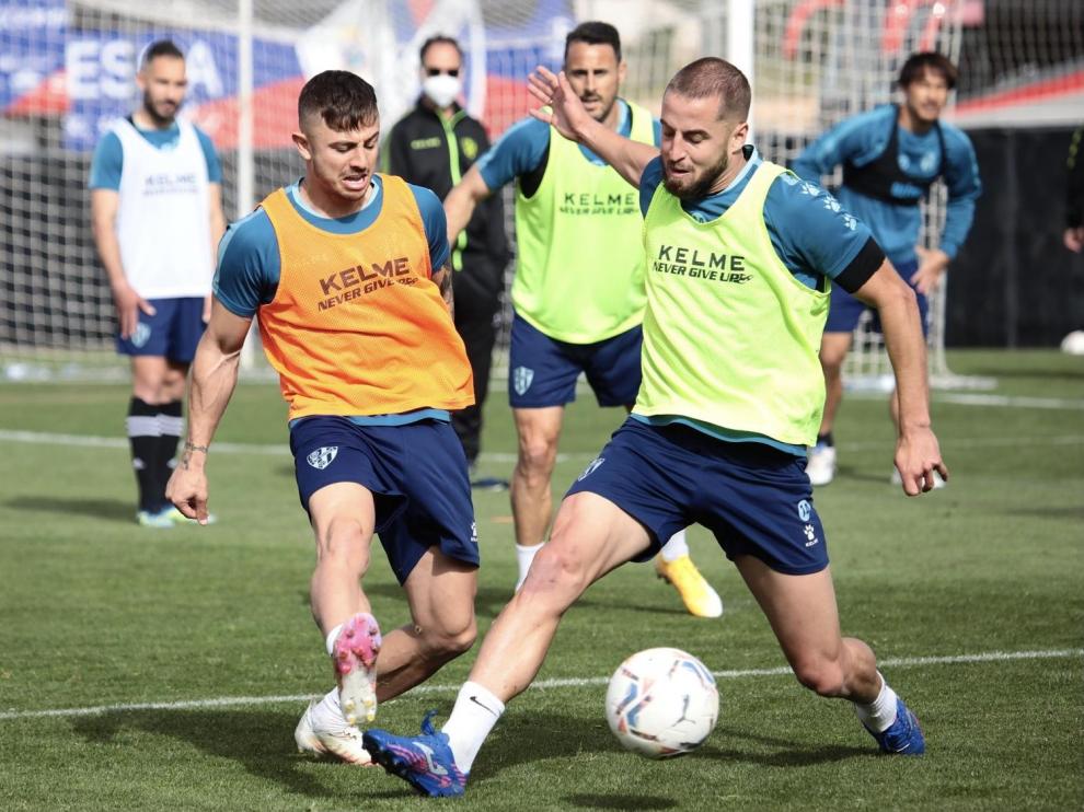 Maffeo y Pulido pugnan por el balón durante el entrenamiento llevado a cabo por la SD Huesca en Valencia.