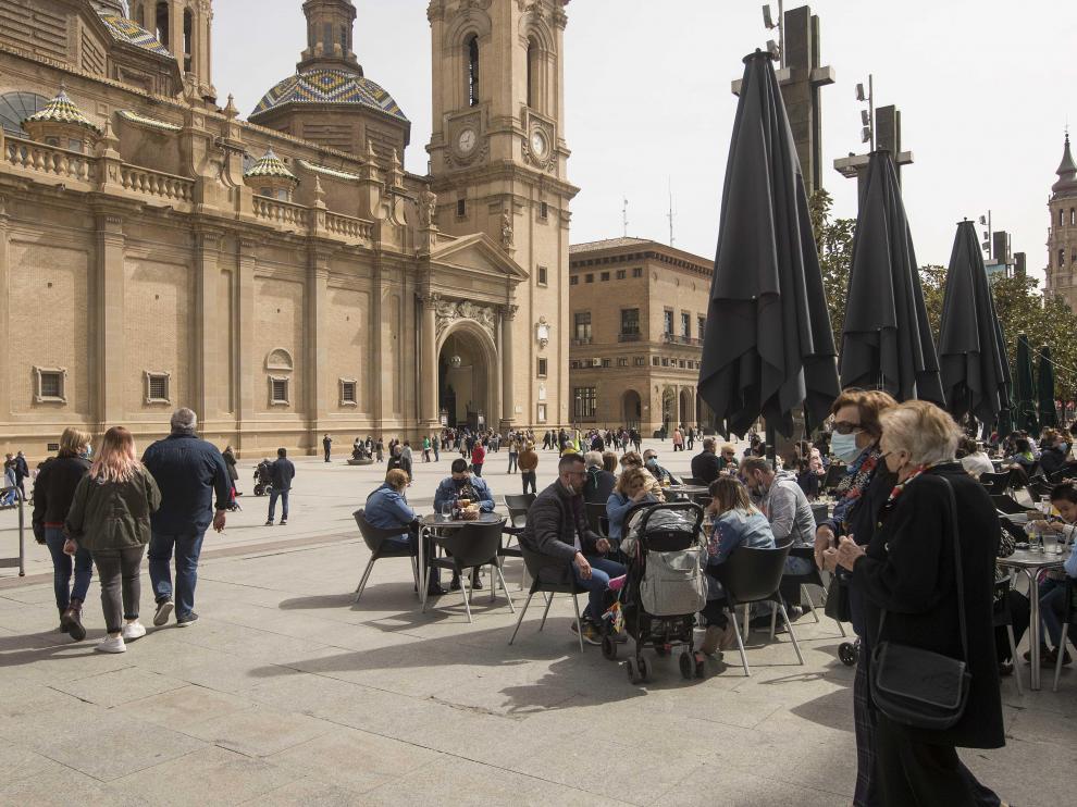 Muchos paseantes se acercaron a la plaza del Pilar, uno de los puntos más concurridos.