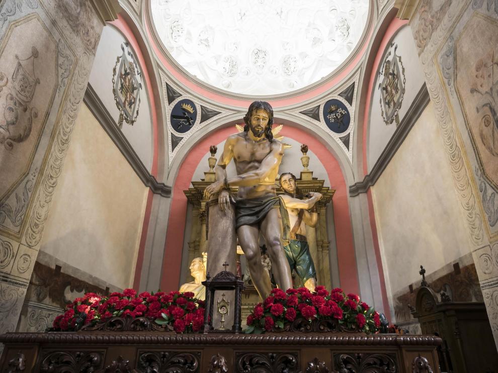 Algunos de los pasos de la Semana Santa zaragozana se exponen en la iglesia de Santiago.