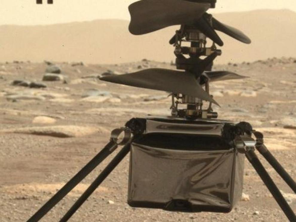El Ingenuity, en el Perseverance, sobre la superficie de Marte