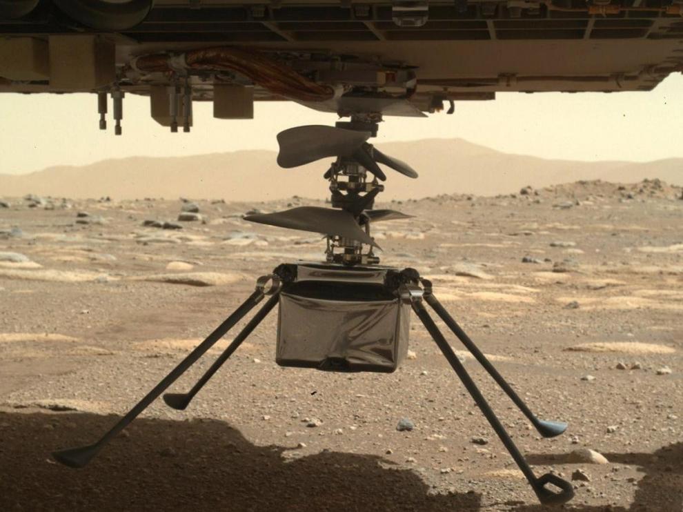 El Ingenuity, en el Perseverance, sobre la superficie de Marte
