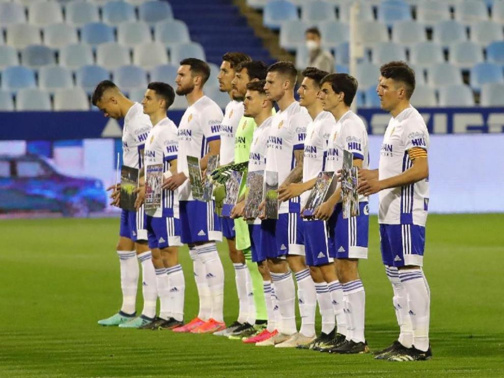 Los jugadores del Real Zaragoza, antes de iniciar el partido ante el Cartagena este jueves.