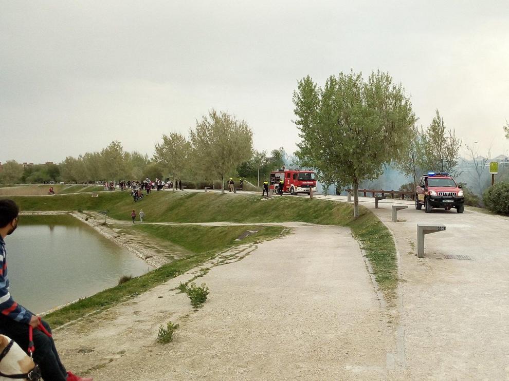 Vehículos de los bomberos en el lugar donde se ha producido el fuego
