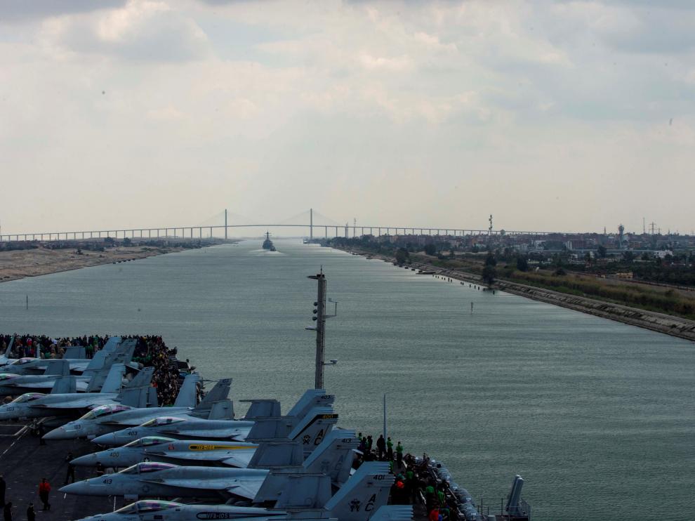 El buque de la Armada de EE. UU. 'Dwight D. Eisenhower cruza el Canal de Suez, este viernes.