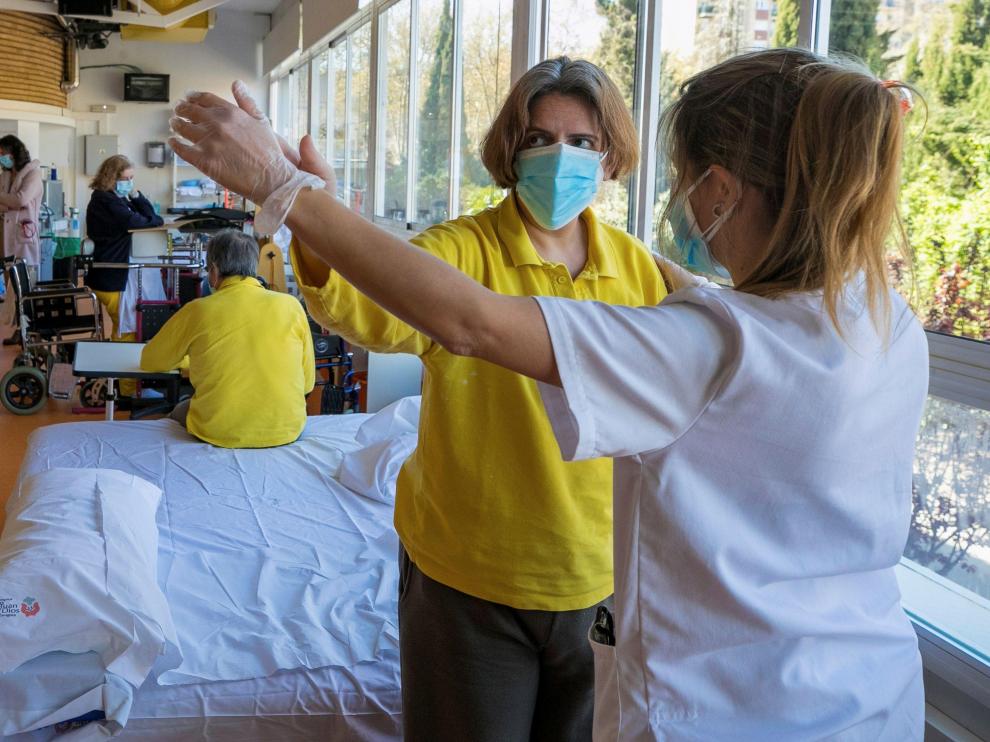 Elena, que sufrió un ictus y se contagió de coronavirus, es una de las pacientes de la unidad.