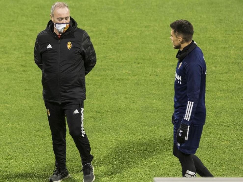 Jim charla con Narváez en un entrenamiento reciente.
