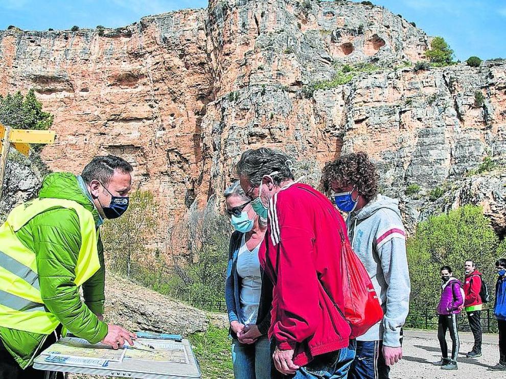 Jordi Pérez atiende a una familia en la confluencia del barranco de la Hoz Seca y las Hoces del Mesa.