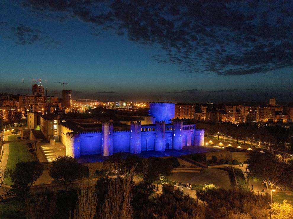 La Aljafería, iluminada de azul con motivo del Día Mundial de Concienciación sobre el Autismo.