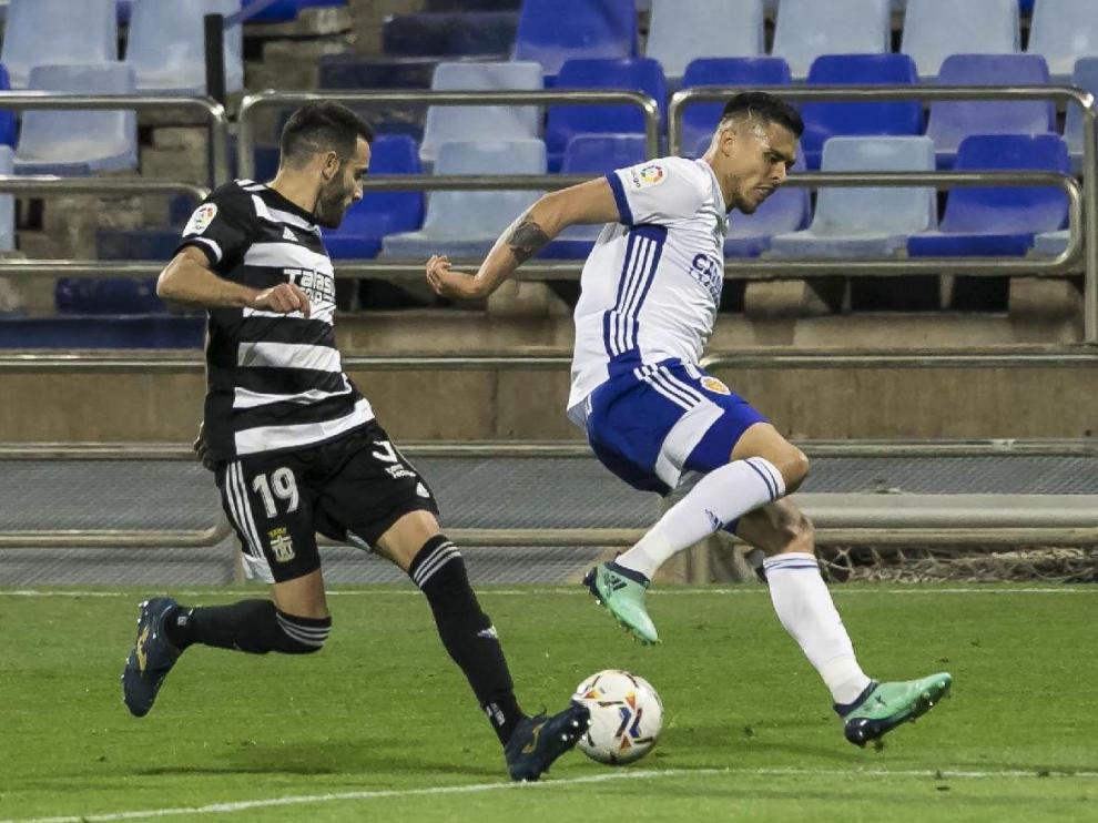 Narváez pelea con el lateral Antoñito en el partido del jueves ante el Cartagena, en la jugada previa a su protesta que derivó en tarjeta amarilla.