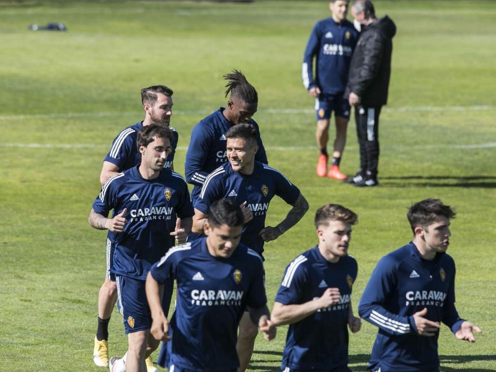 Imagen del entrenamiento de ayer por la tarde. Al fondo, Jim habla a solas con Iván Azón.