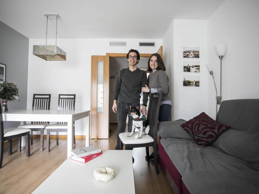 Ismael Viejo y Rebeca Herrero han compartido el confinamiento con su perro, en un piso de Valdespartera.