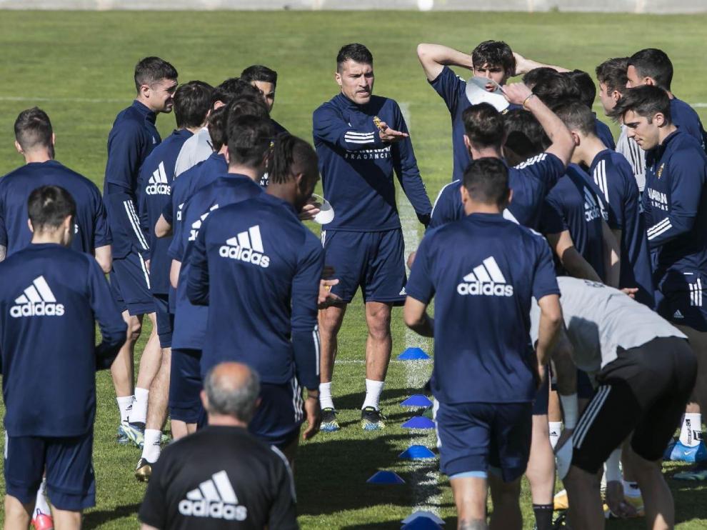 Zapater, el capitán del Real Zaragoza, habla a sus compañeros al inicio del último entrenamiento previo al viaje a Madrid, este domingo por la tarde.