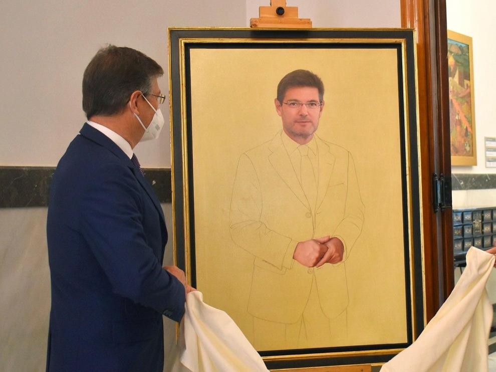 Rafael Catalá (i) en el acto de desvelo y posterior colocación de su retrato oficial en el Ministerio de Justicia.