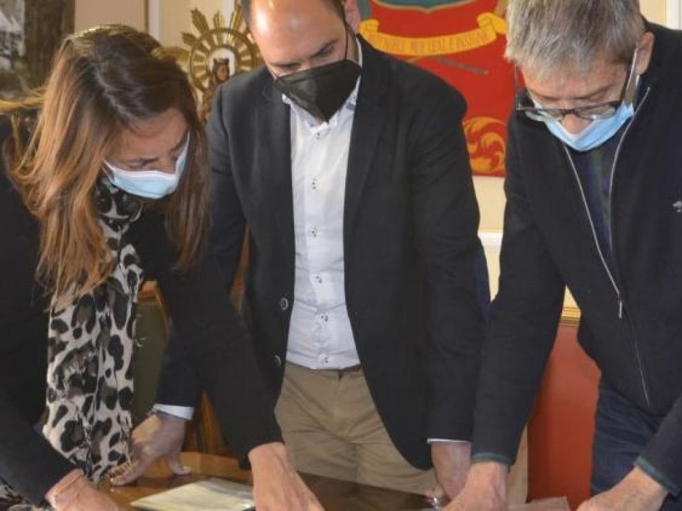Comprobación de los documentos adquiridos por el Ayuntamiento de Barbastro.