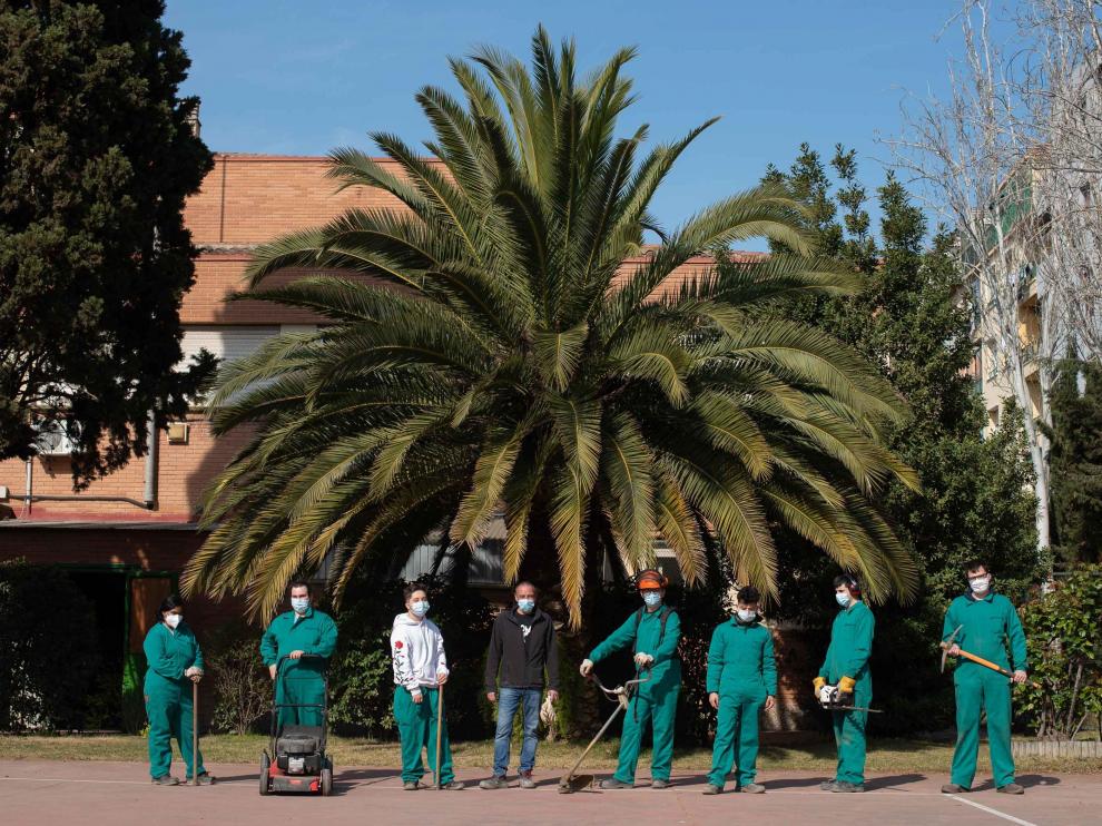 El profesor Jesús A. García, en el centro, con sus alumnos del Programa de Cualificación Inicial (PCI) de Agrojardinería, en el IES Ramón y Cajal de Zaragoza