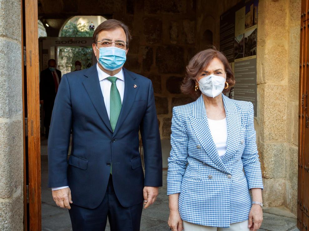 La vicepresidenta primera del Gobierno, Carmen Calvo, y el presidente de la Junta de Extremadura, Guillermo Fernández Vara.
