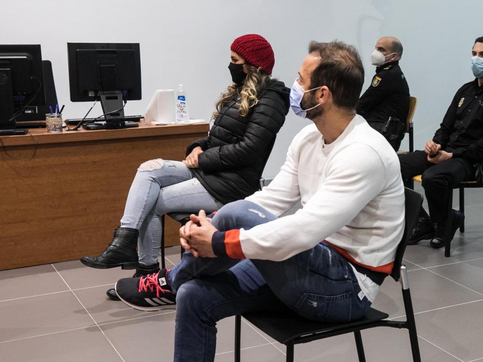 Los dos condenados, antes de que empezara el juicio.