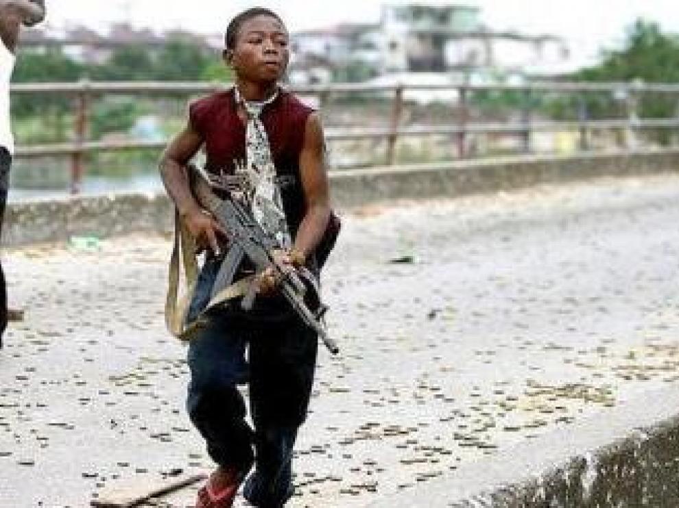 Imagen de archivo de un niño soldado en la guerra civil de Liberia.