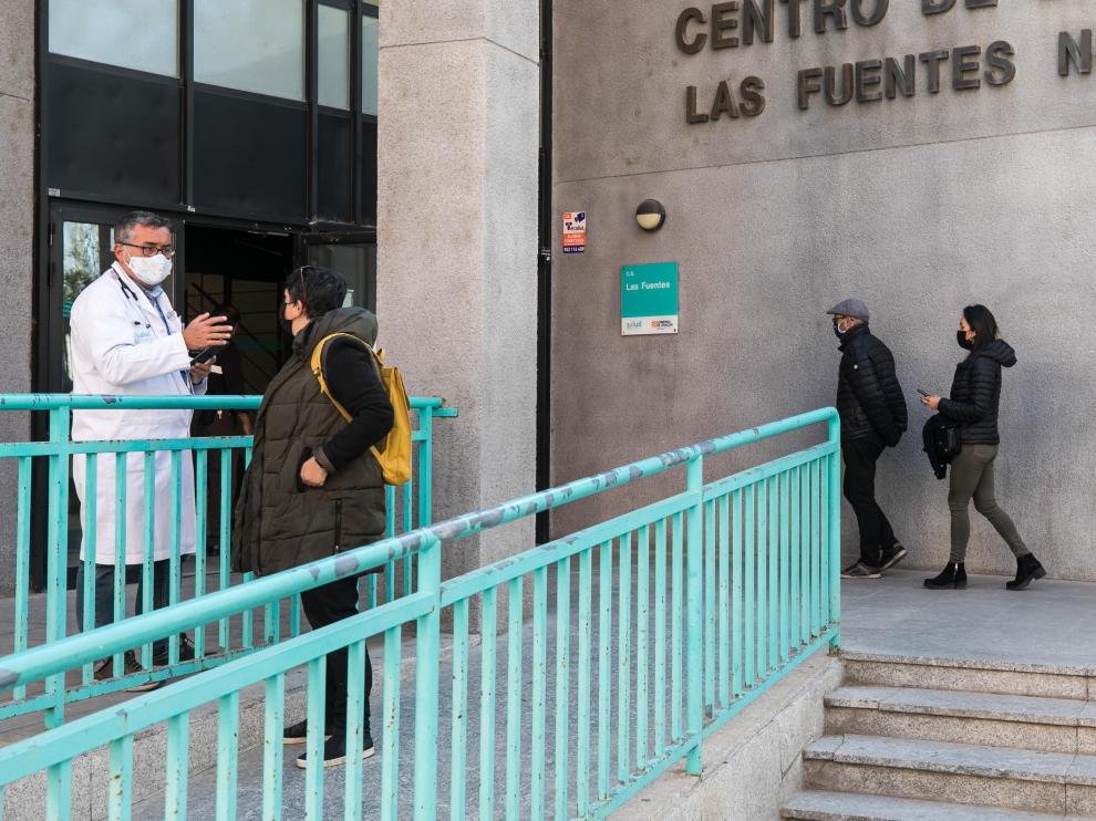 Varias personas esperaban este martes a la entrada del centro de salud Las Fuentes Norte de Zaragoza a ser vacunados con Astrazeneca