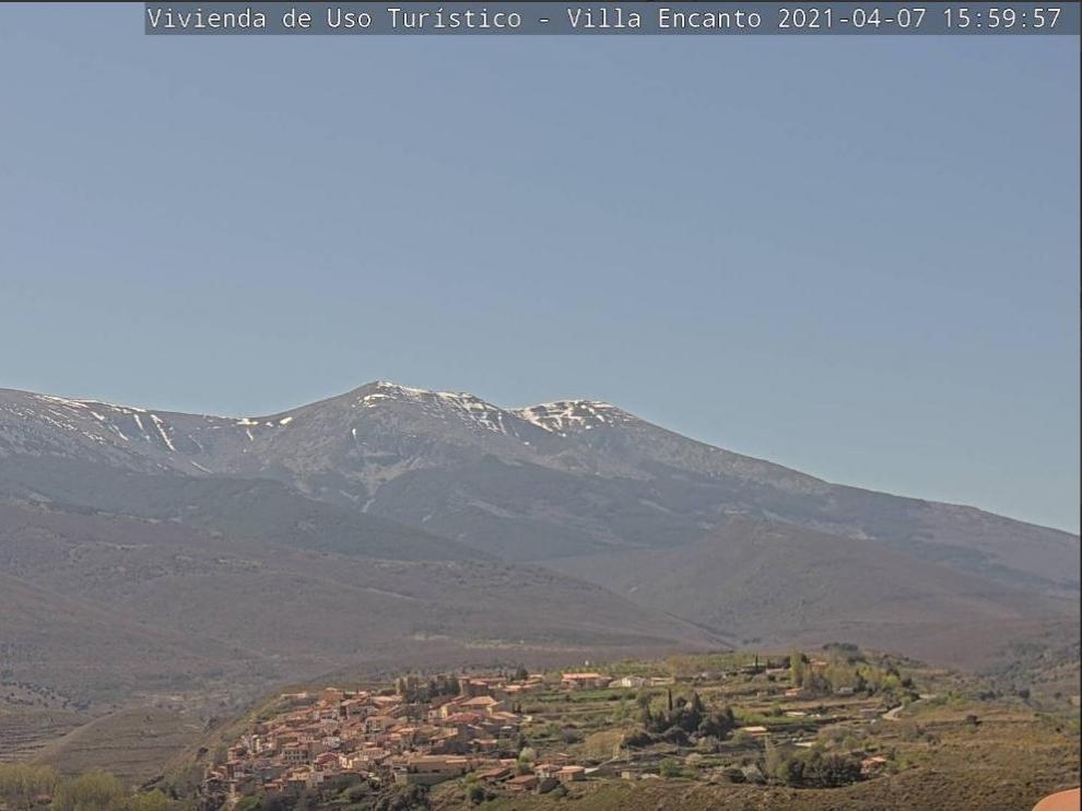 Vista del Moncayo y de Añón desde la nueva webcam instalada en la zona.