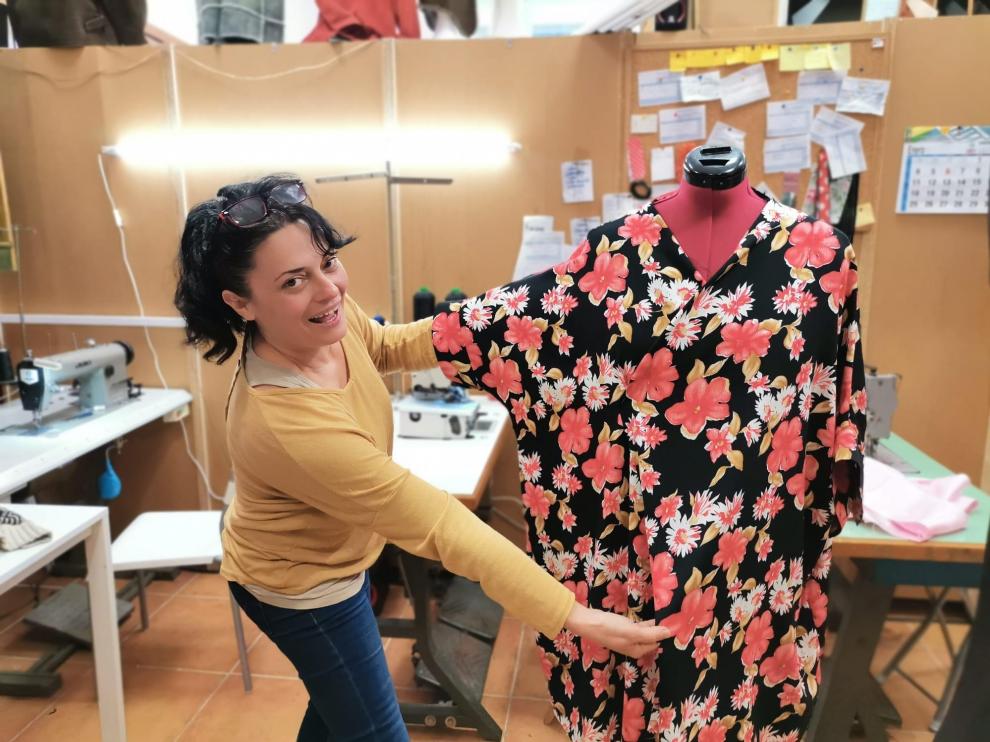 Alicia Preciado, en su taller de costura de Grañén.