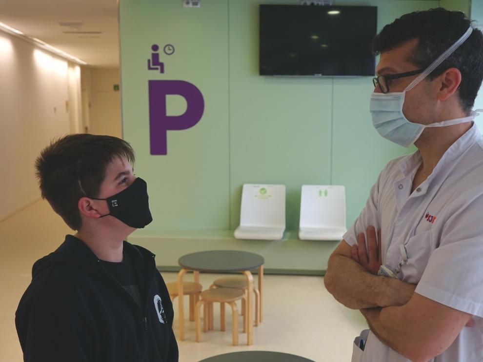 Adriel con el doctor Santiago Candela.