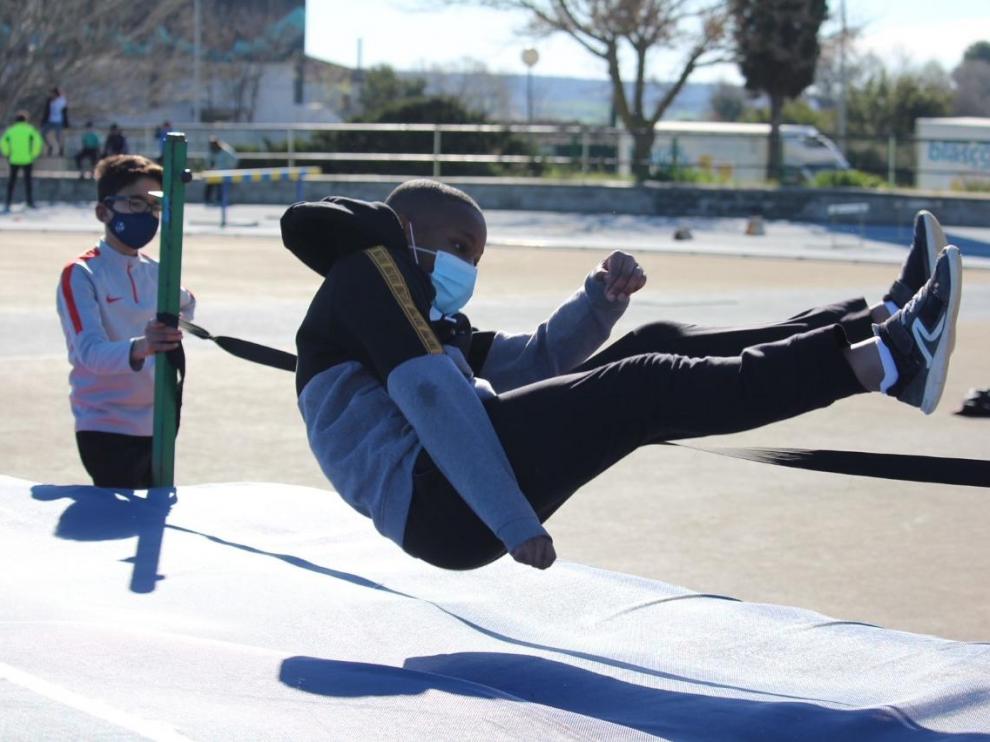 Prueba de salto de altura, en la que participaron alumnos y alumnas de 6º de primaria