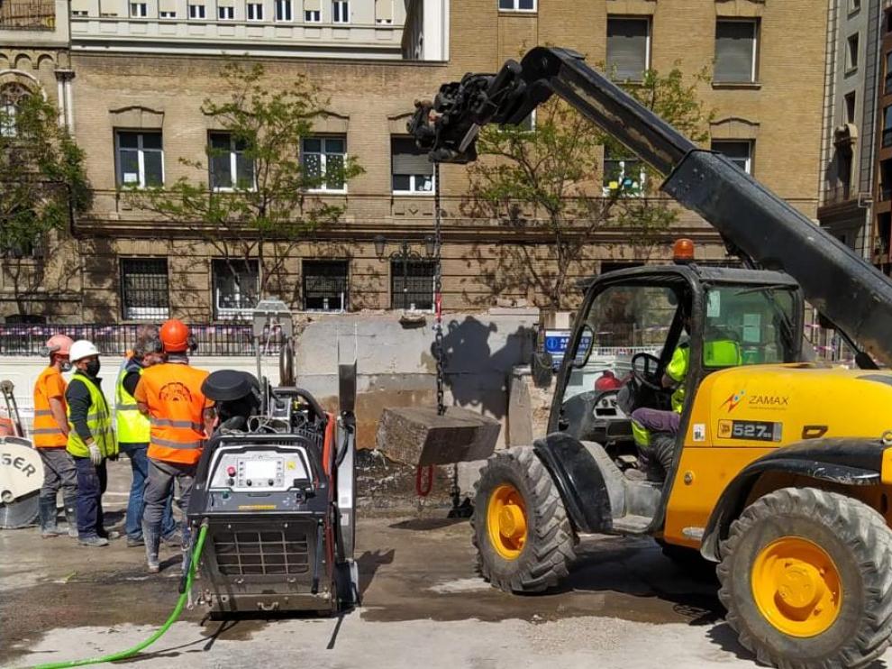 Obras en la plaza Salamero de Zaragoza, donde se ha empezado a retirar la cubierta superior