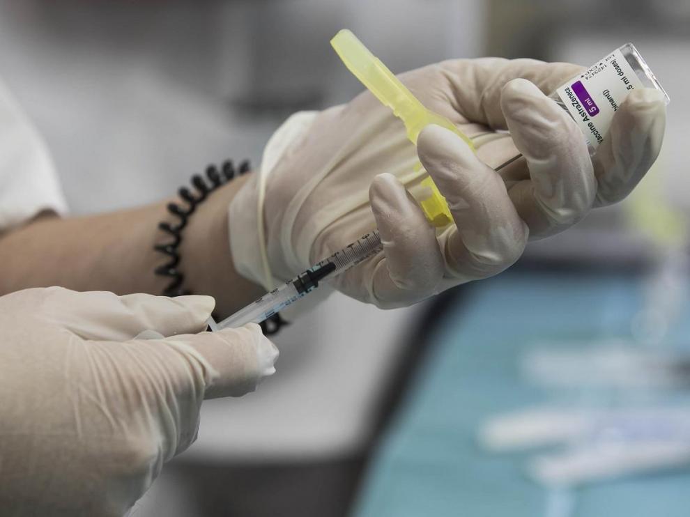 Vacunación con AstraZeneca en el centro de salud de la Bombarda en Zaragoza