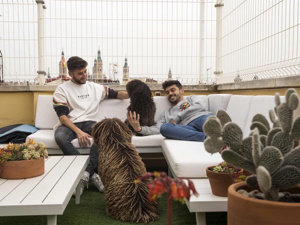 Ernesto García y Jacobo de Rentería, en la terraza de su casa, con sus perros.