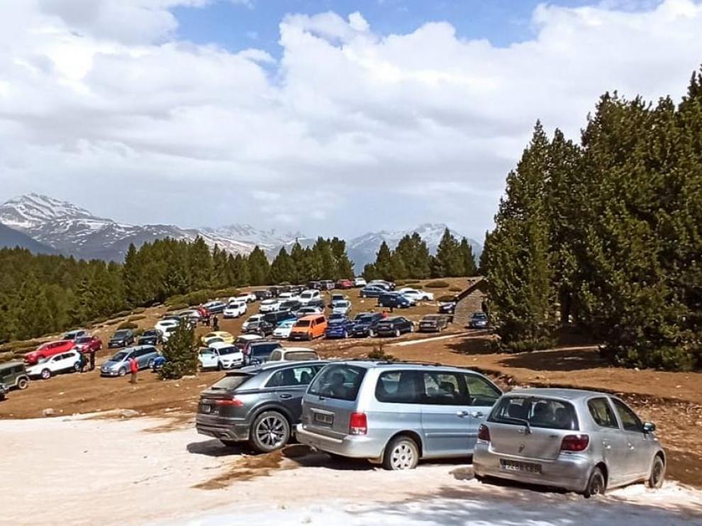 Vehículos aparcados en los alrededores del refugio de Lavasar. Algunos están sobre los restos megalíticos.