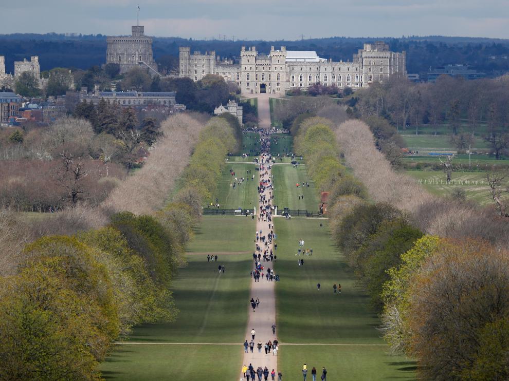 Decenas de personas se acercaron al castillo de Windsor.