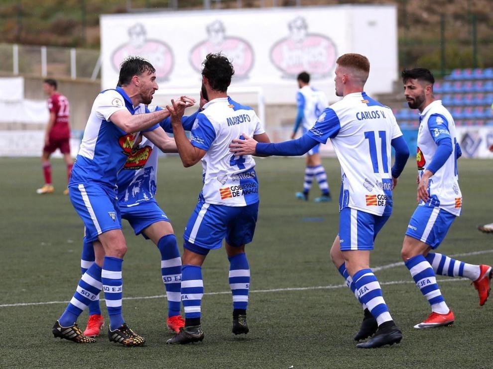 Los jugadores del Ejea celebran el gol de la igualada de Marrufo.