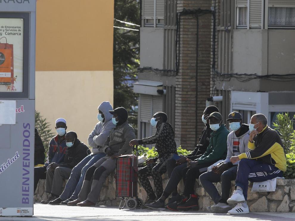 Muchos temporeros residen en Fraga todo el año y ahora están parados por la falta de trabajo en las fincas.