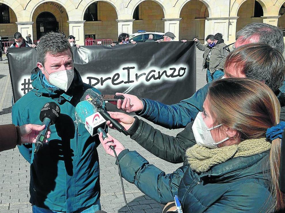 Luis Alquézar, portavoz de la asociación Amigos de Iranzo, atiende a los medios de comunicación delante de los juzgados.