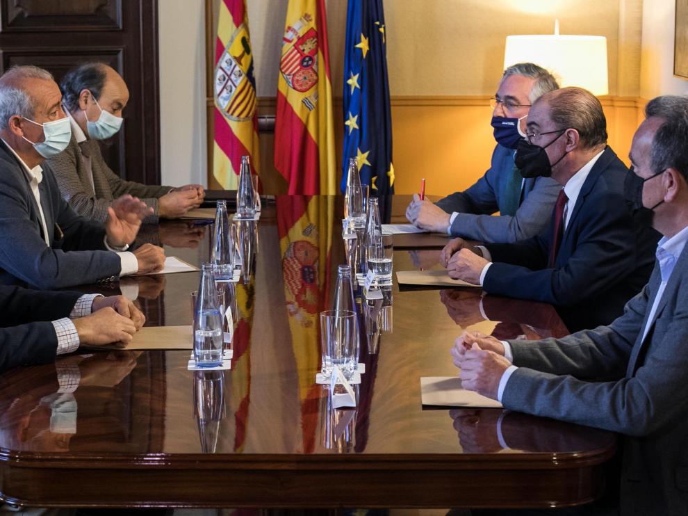 El presidente aragonés, Javier Lambán, ha recibido este lunes a los regantes del Jalón junto al consejero de Agricultura, Joaquín Olona, y el presidente de la DPZ, Juan Antonio Sánchez Quero.
