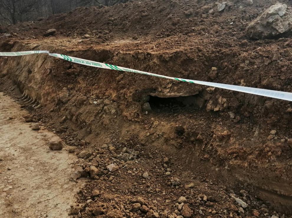 El primer cuerpo se descubrió en esta oquedad del terreno cuando las máquinas estaban excavando.