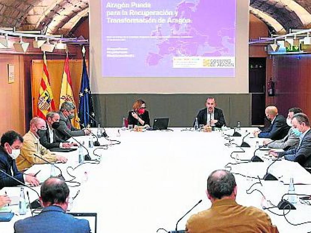 La consejera Mayte Pérez preside la reunión de la mesa de seguimiento, ayer.
