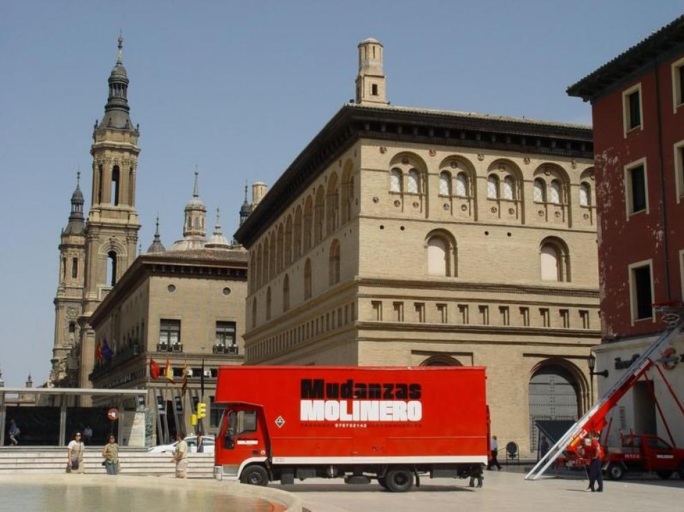 Mudanzas Molinero realizando un traslado en la plaza del Pilar de Zaragoza.