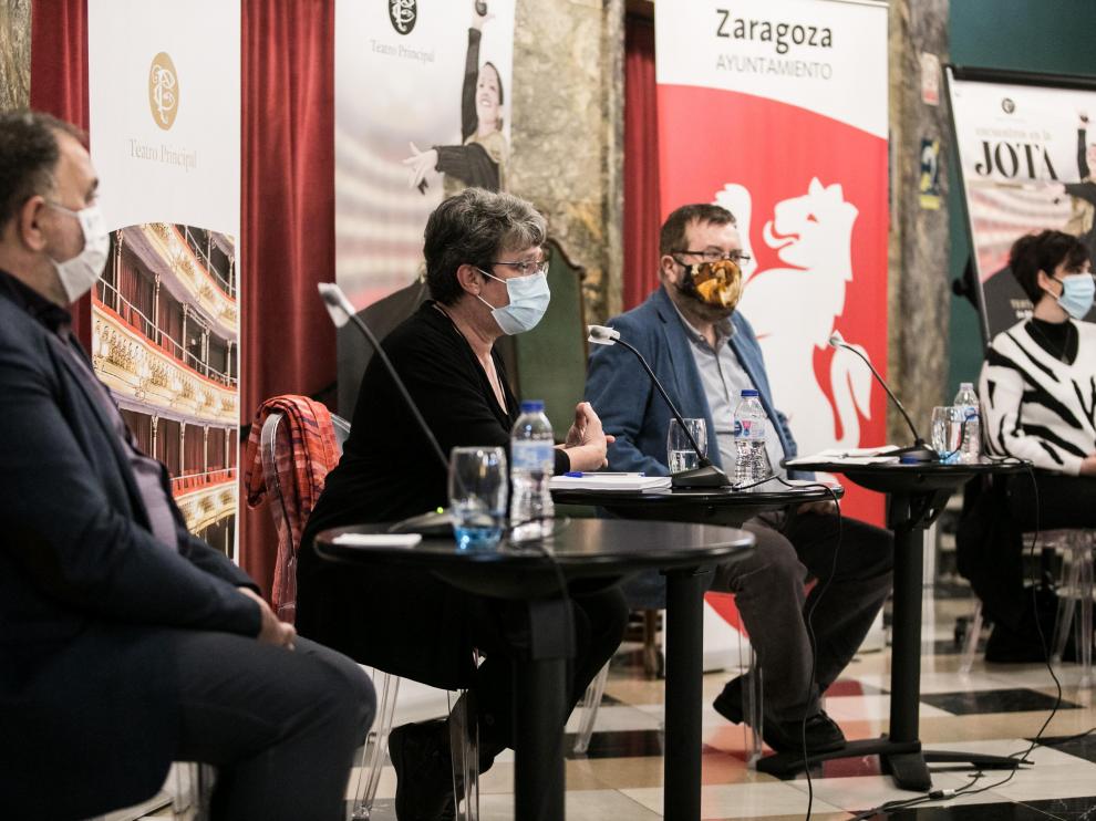 Alberto Turón, Marisancho Menjón, Javier Barreiro y Manuela Adamo, en la mesa redonda.
