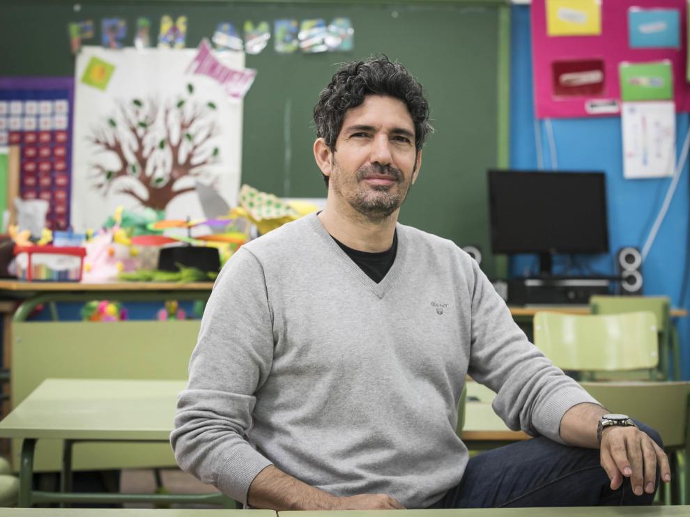 El maestro César Bona, en el CEIP Joaquín Costa de Zaragoza