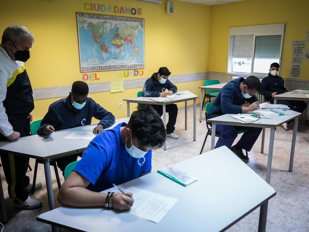 Un grupo de jóvenes alumnos en la Escuela de Segunda Oportunidad de Casetas (Zaragoza), gestionada por la Asociación Telca.